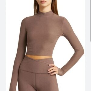 BEYOND YOGA featherweight Mockneck